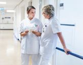 Bilde av to kvinner som jobber på et sykehus