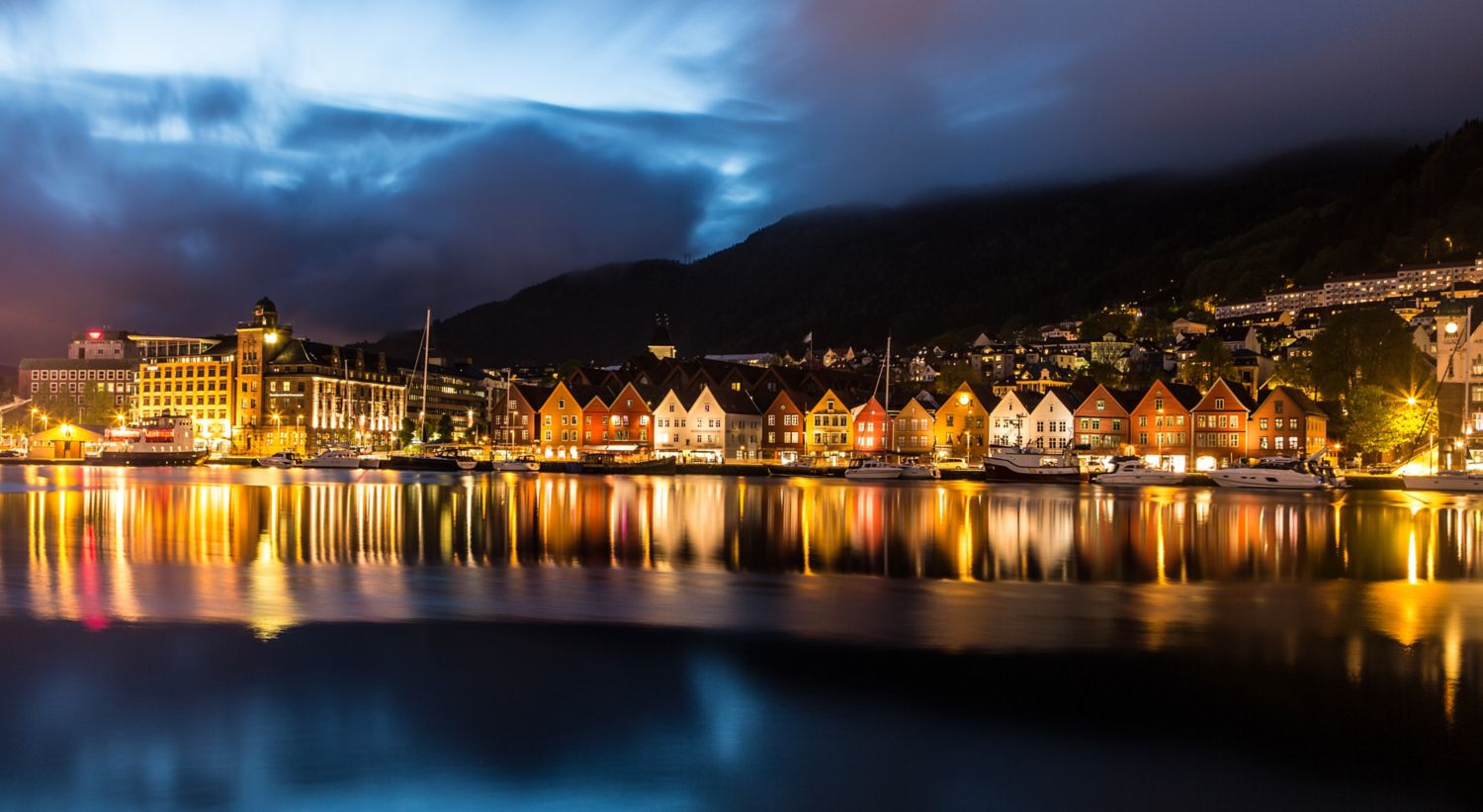 Bergen bryggen by night
