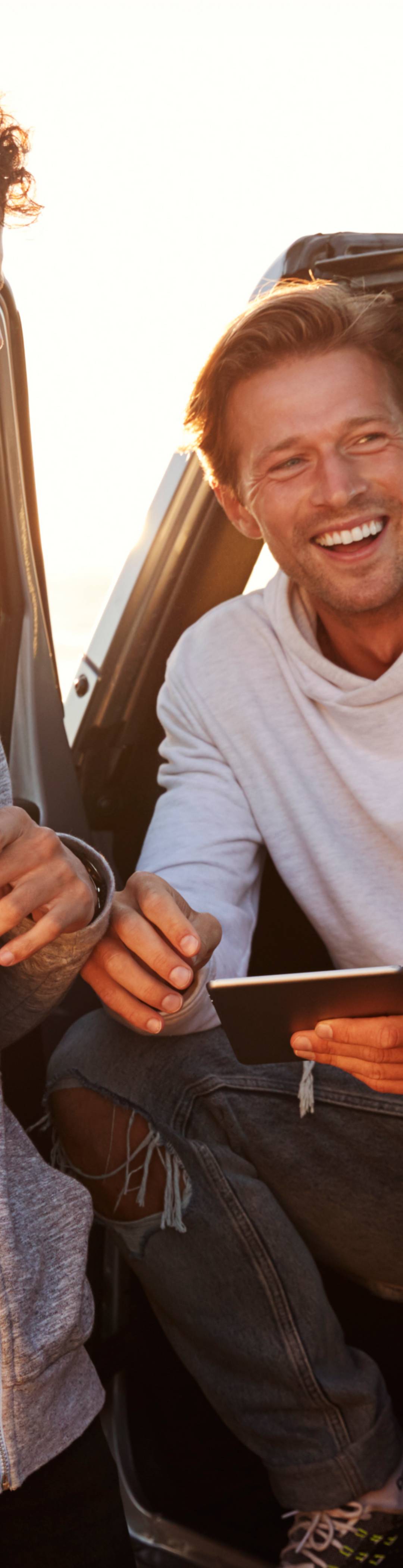 Gutter på roadtrip med nettbrett