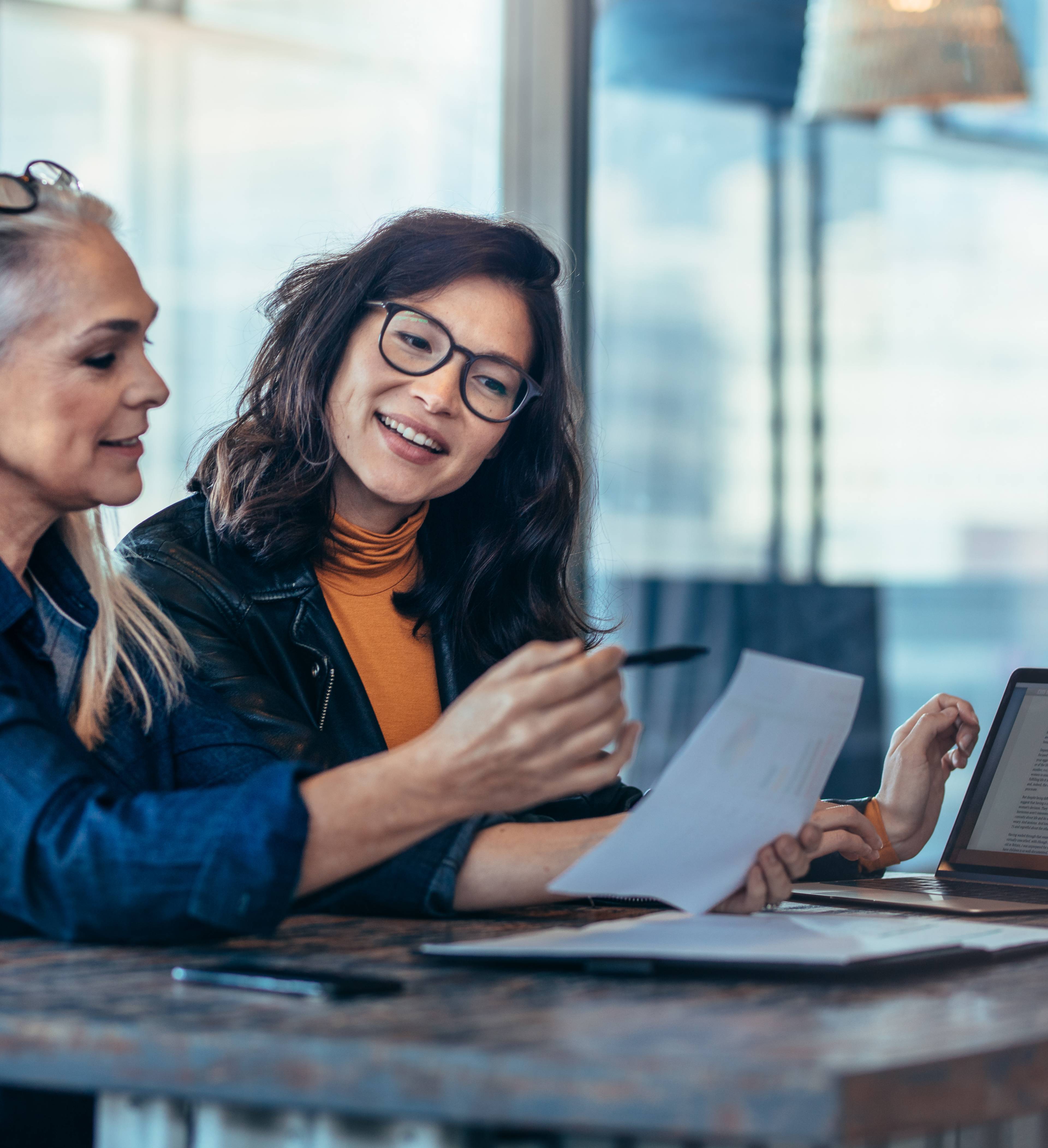 To damer på kontoret