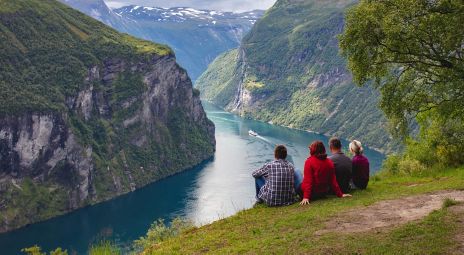 Bilde av mennesker som ser utover en fjord