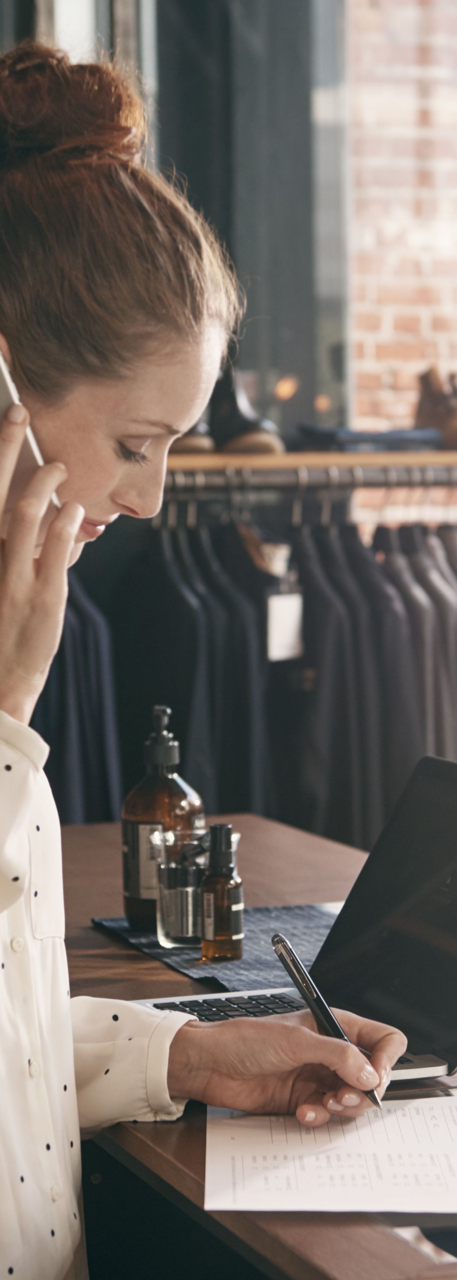 Dame i kassa på klesbutikk