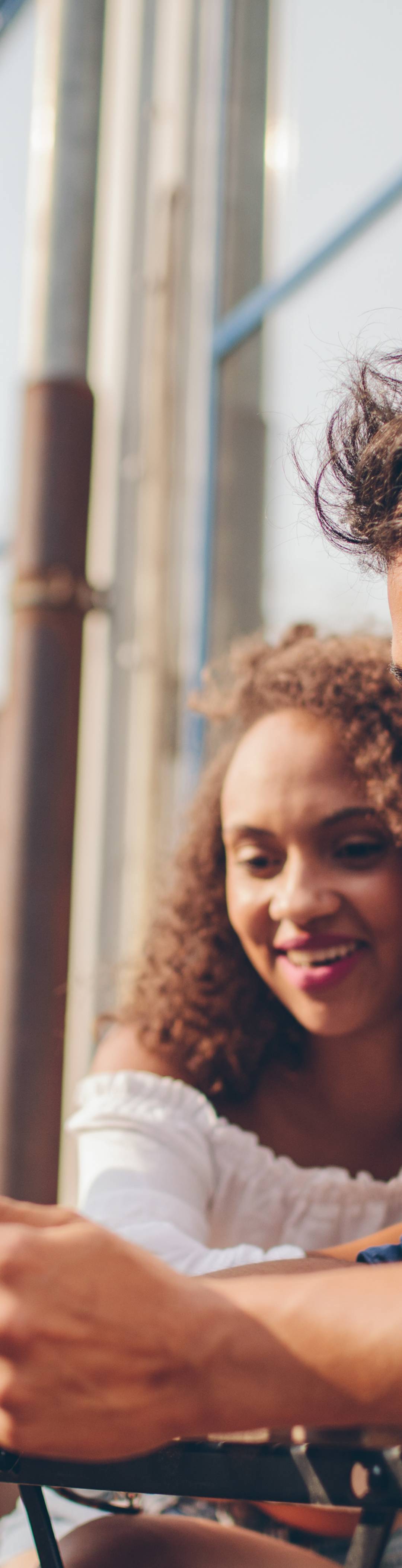 Unge mennesker med mobil