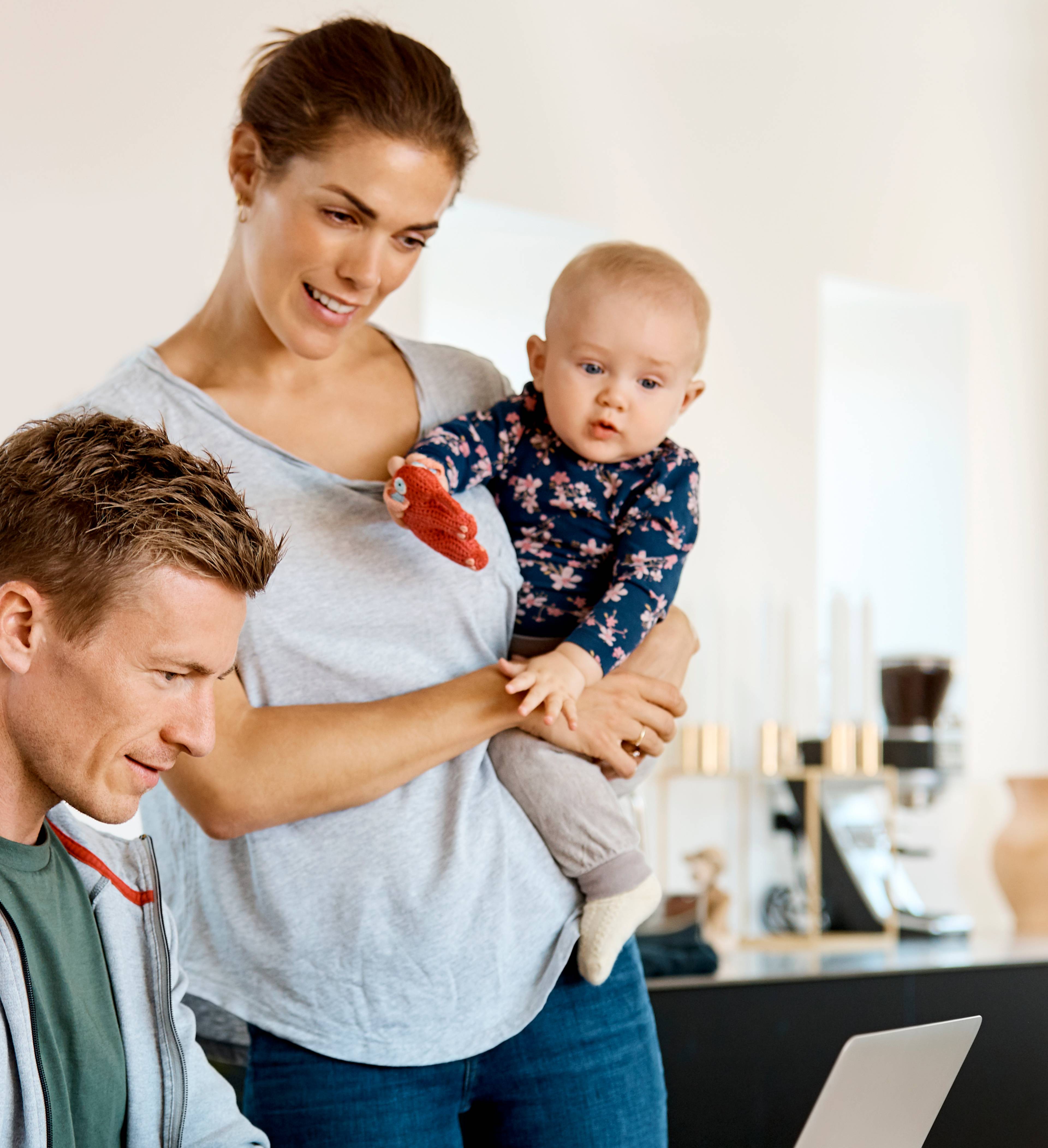 Ung familie ved laptop
