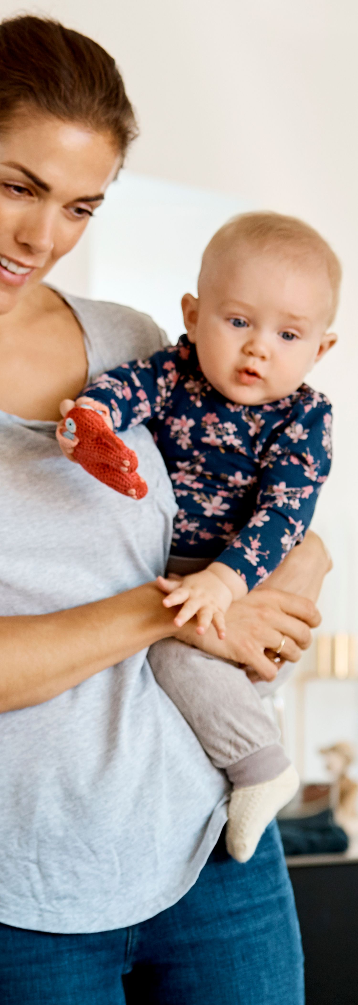 Ung familie ved laptop