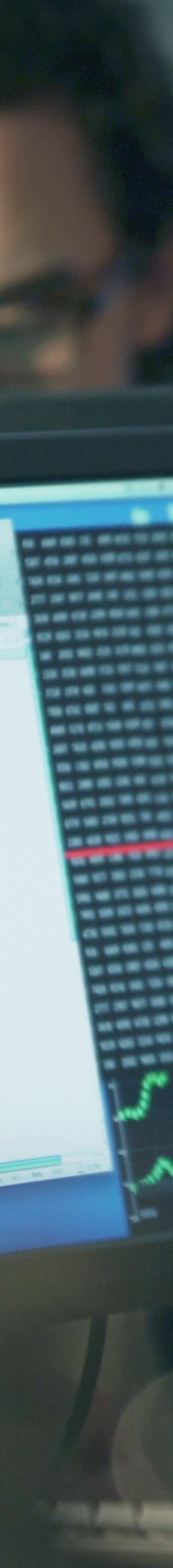 Mann og dame jobber med pc