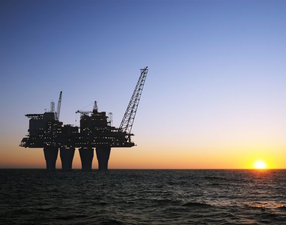 In DNB Markets, you can trade commodities through derivatives or through ETFs. Shown here is an oil platform.