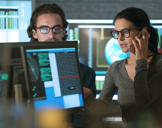 Bilde av kvinne og mann som jobber på datamaskin