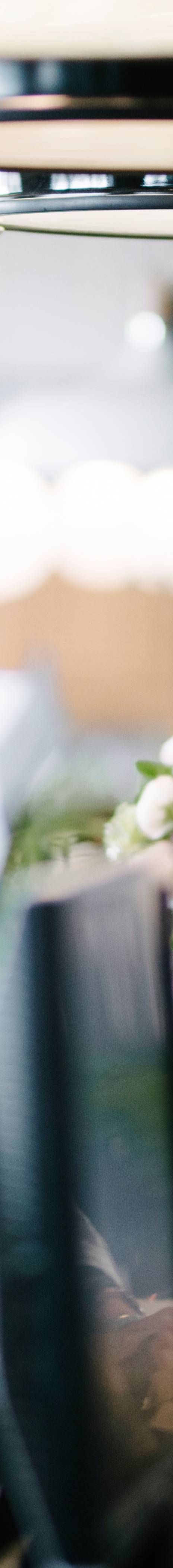 Flere mennesker snakker sammen inne på en blomsterbutikk