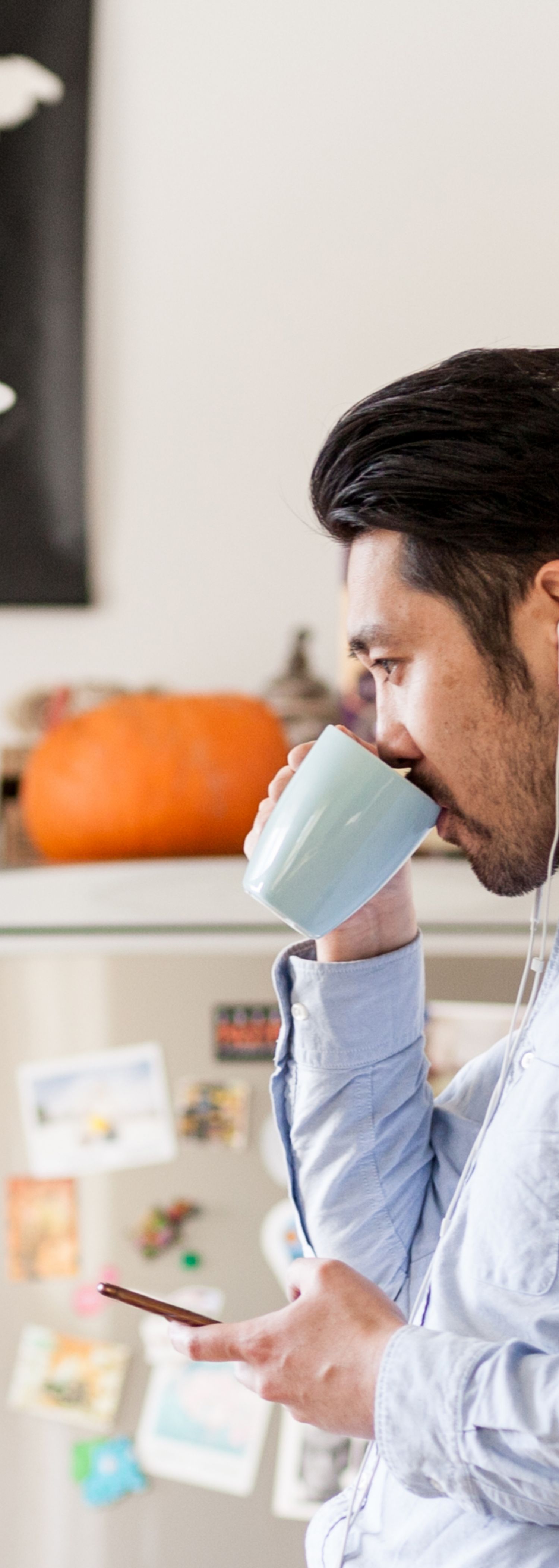 Mann som drikker kaffe og jobber