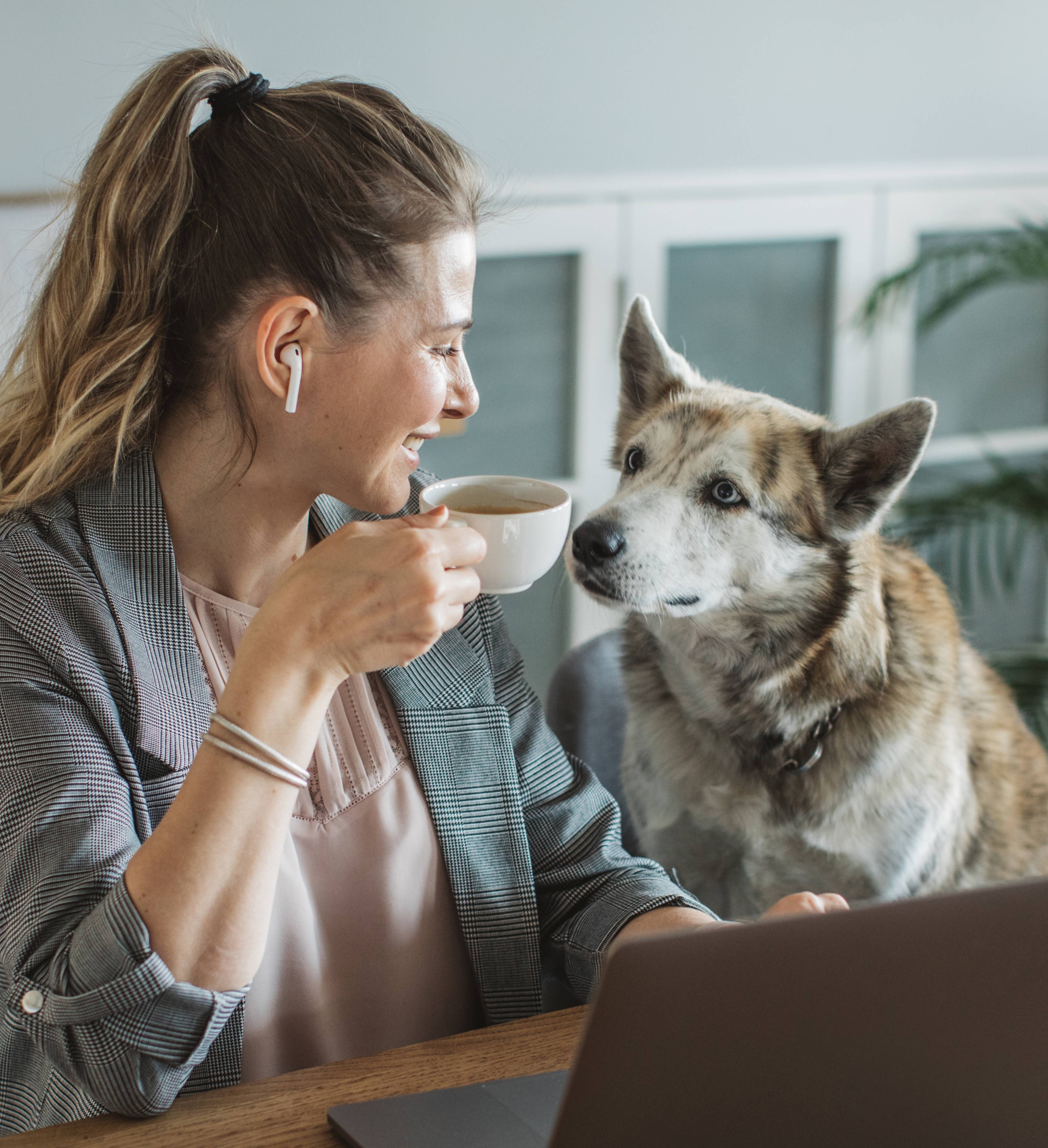 Dame med hund ved siden av seg.