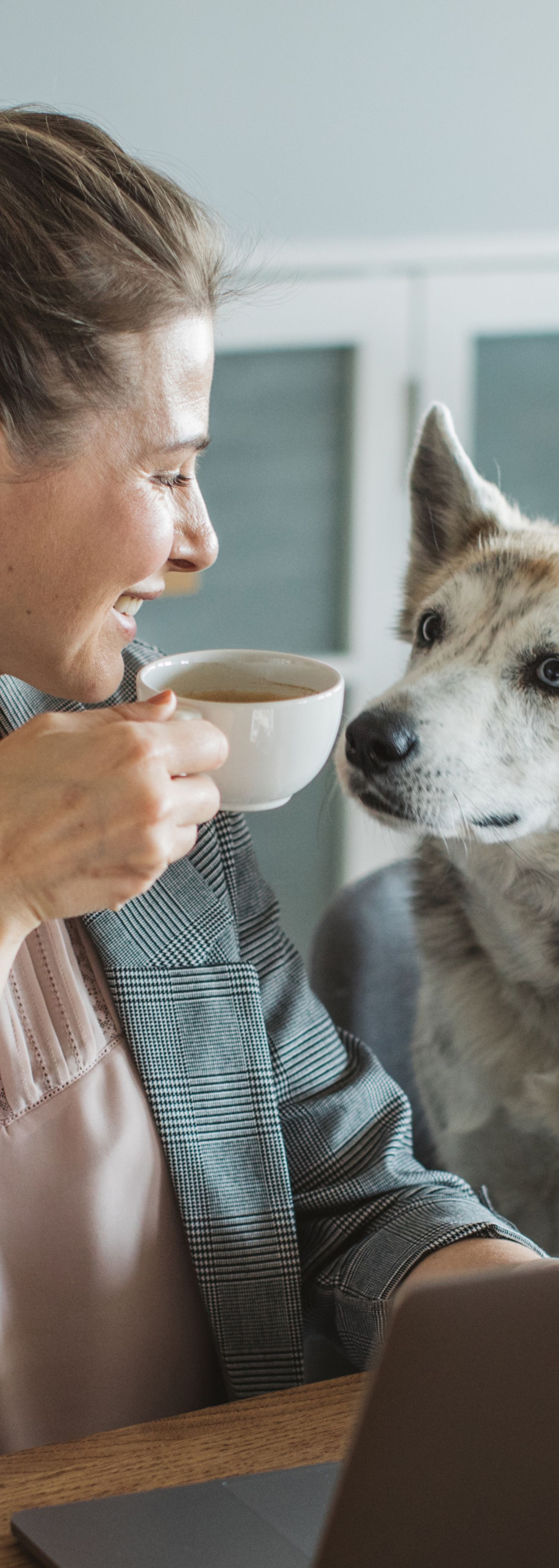 Dame med hund ved siden av seg.