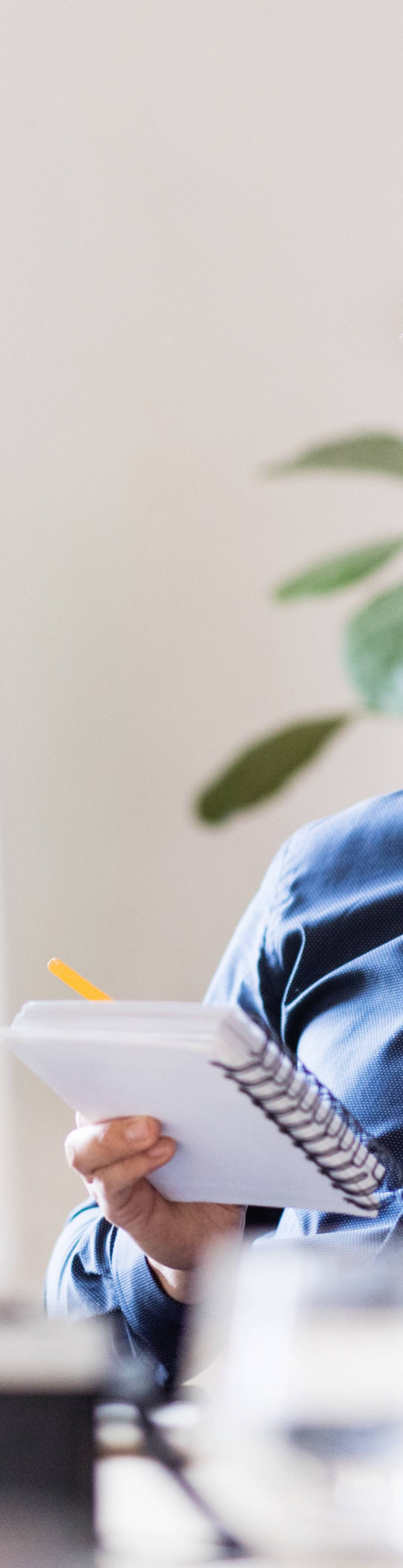 Mann som sitter i telefonen på kontor