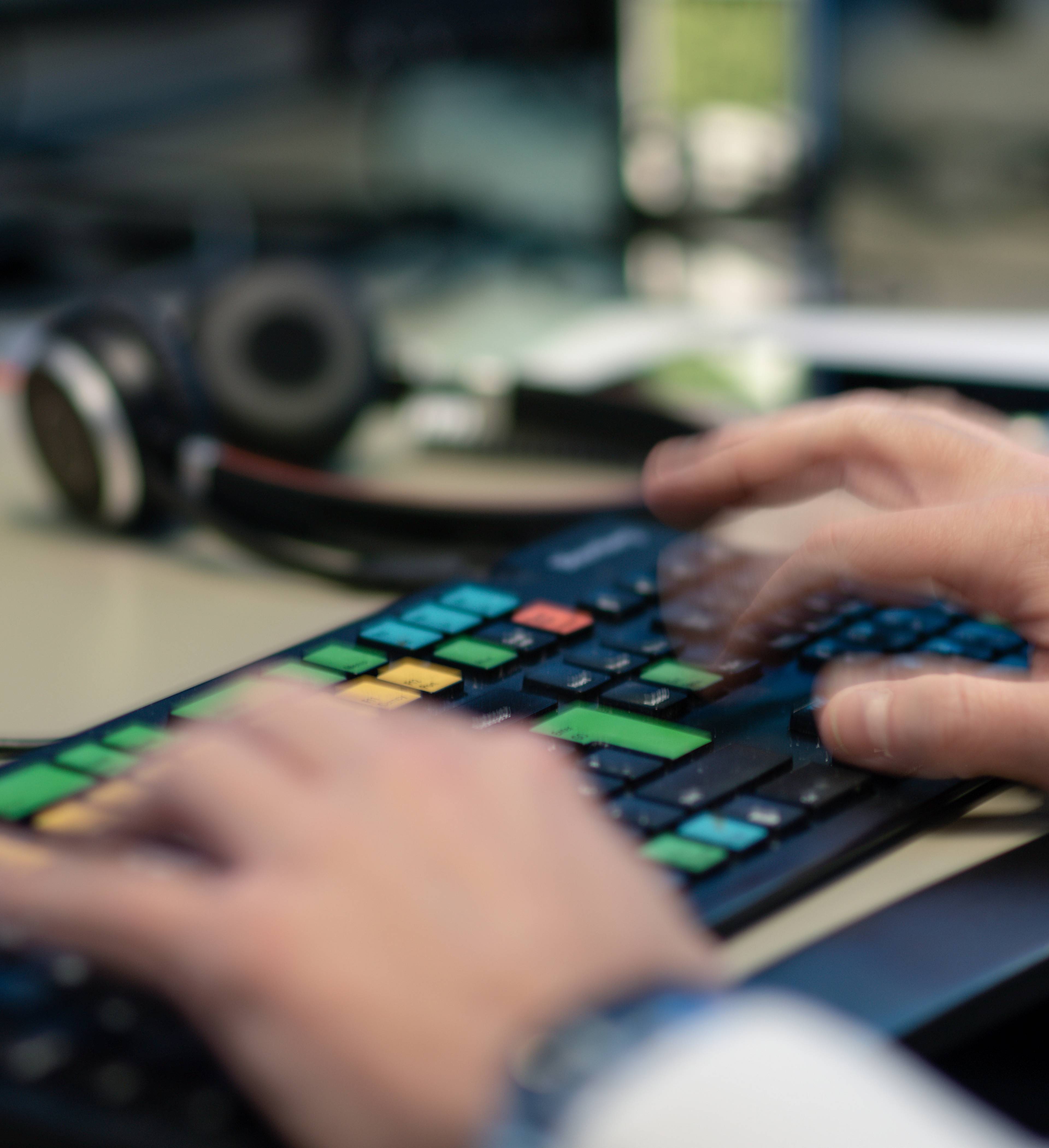 Hender som taster i vei på et Bloomberg-tastatur