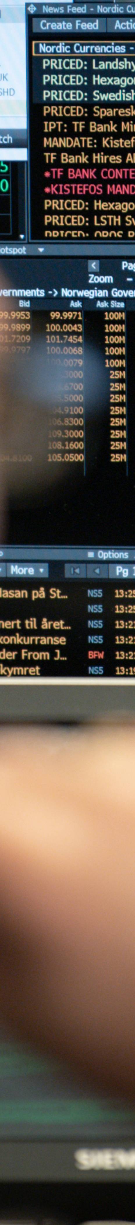 Mann foran skjerm