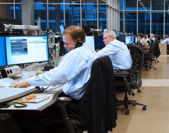 People sitting and working in DNB Markets’ brokerage hall
