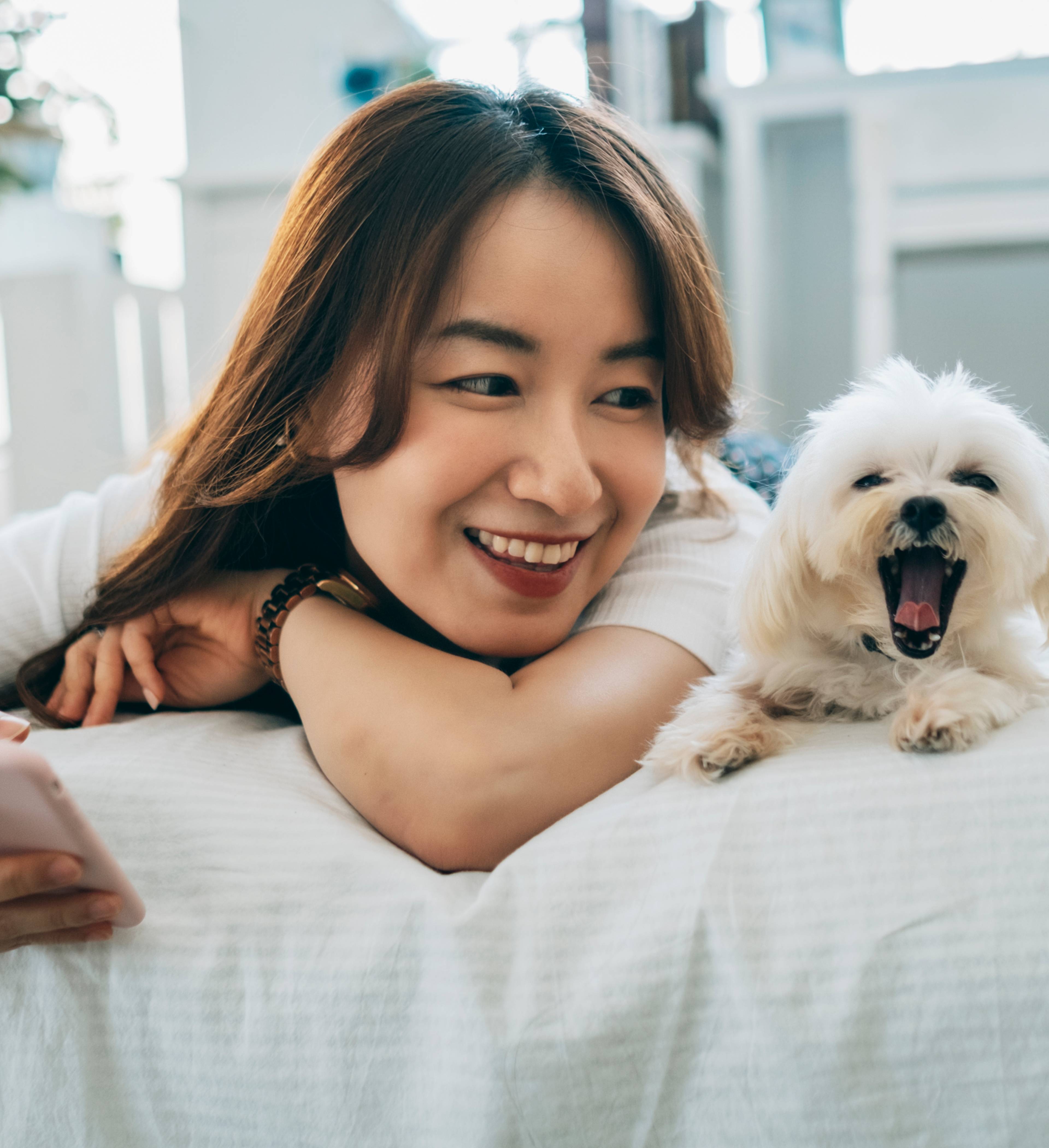 Kvinne med mobil og hund