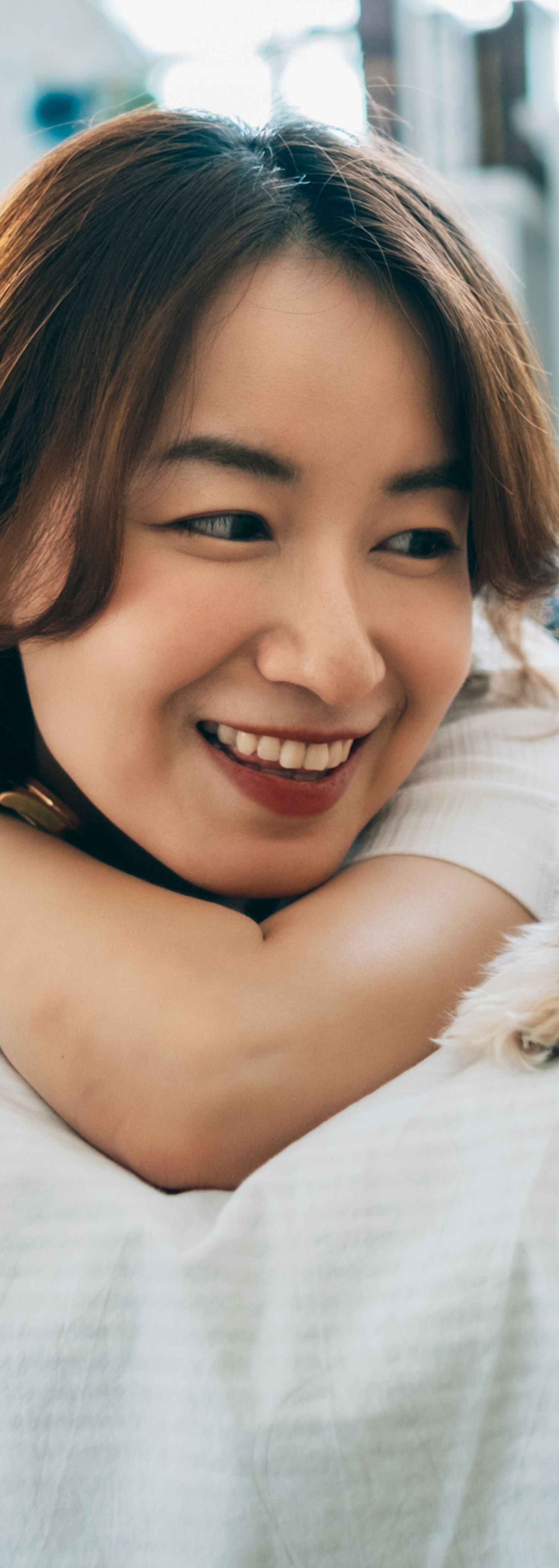 Kvinne med mobil og hund