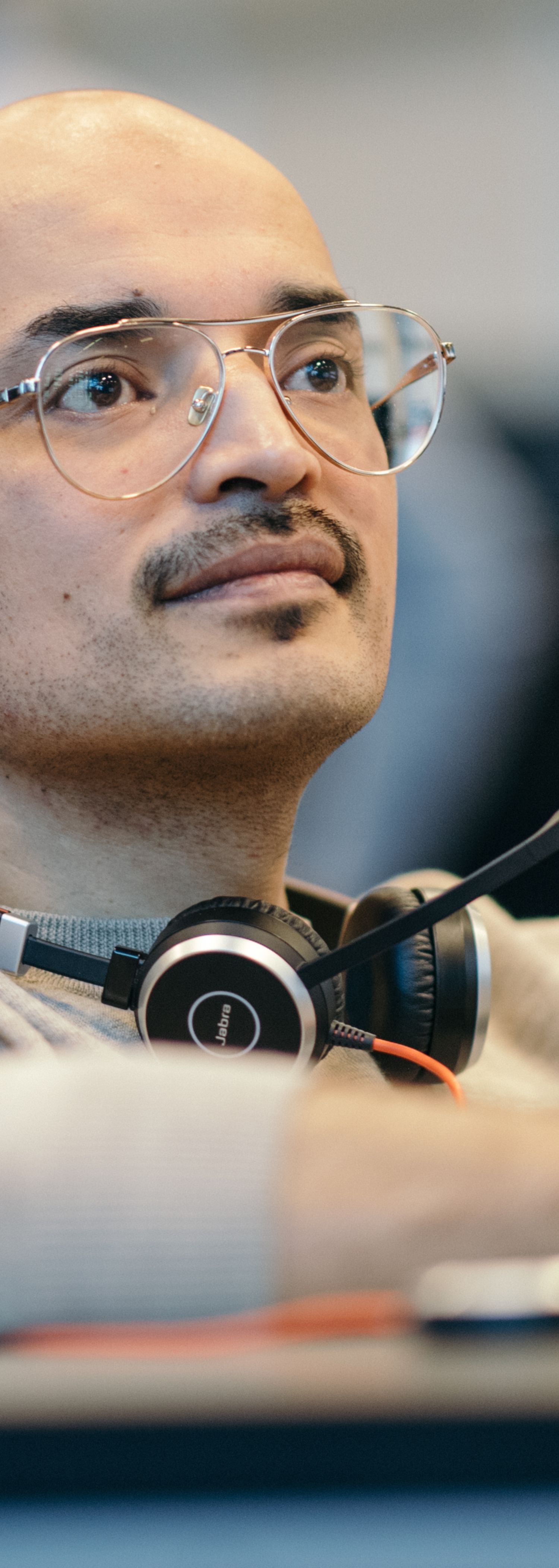 Mann foran skjerm i DNB Markets