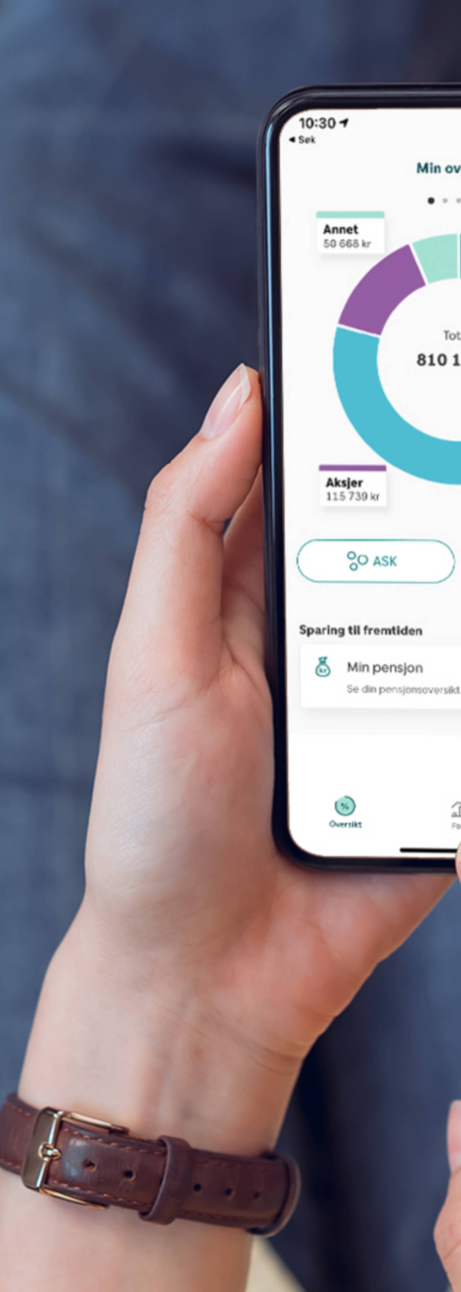 Bilde av noen som sitter på gulvet med Spare-appen på mobil