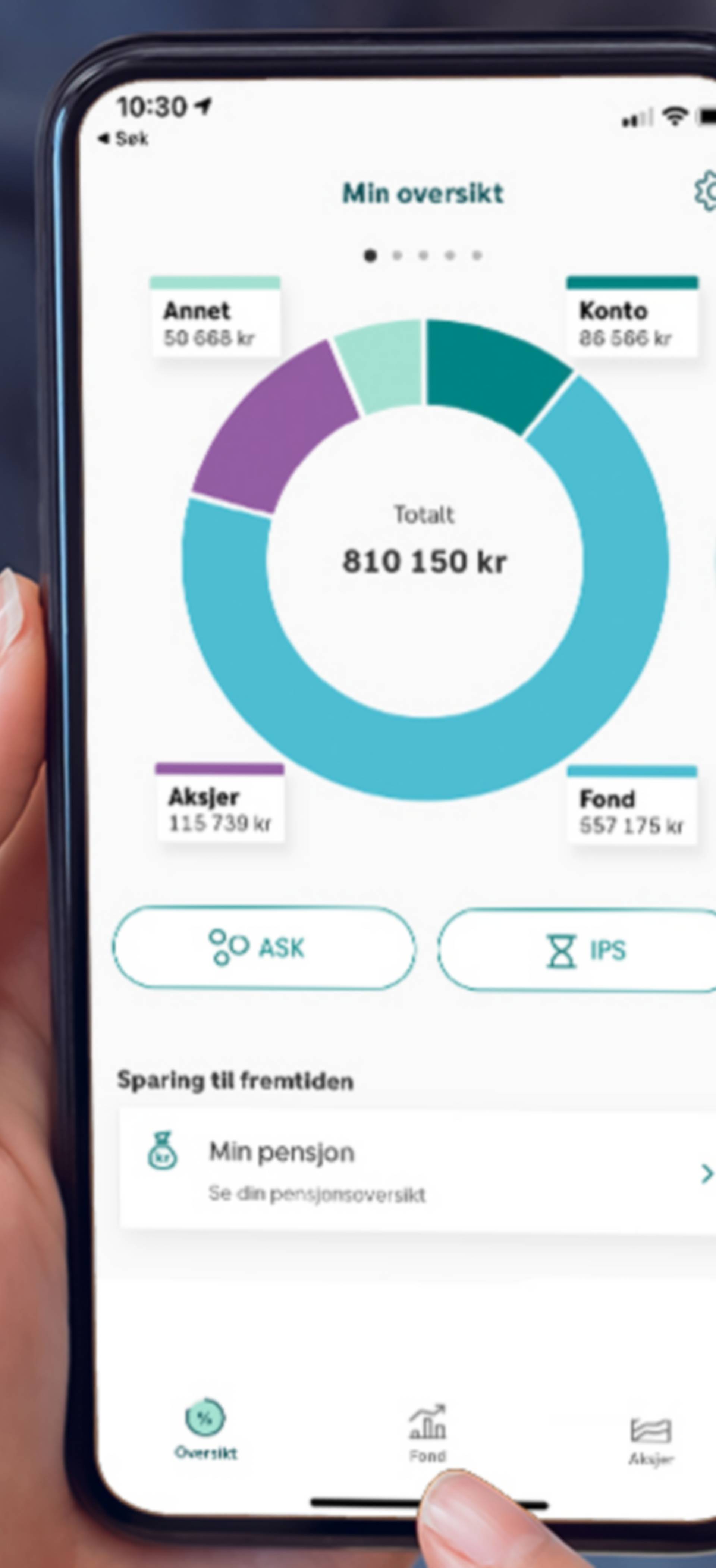 Bilde av noen som sitter på gulvet med Spare-appen på mobil