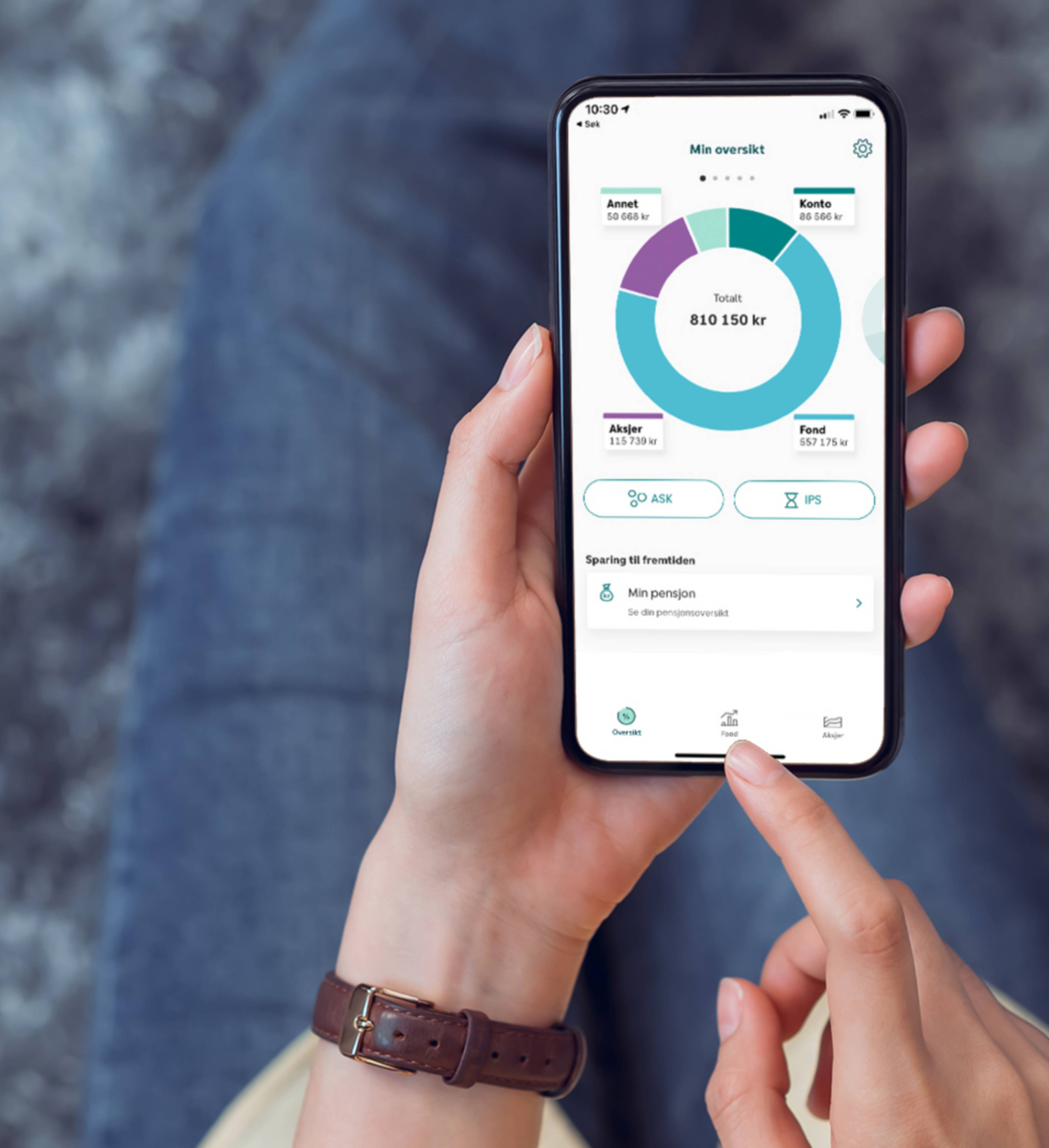 Bilde av noen som sitter på gulvet med Spare-appen på mobil