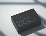Svart boks som det står DNB Private Banking i 