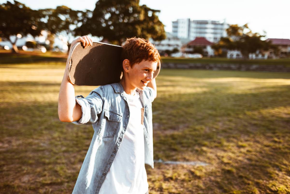 Gutt med skateboard