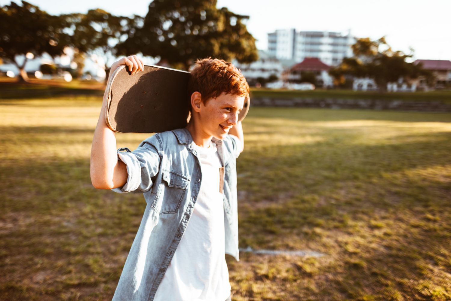 Gutt med skateboard