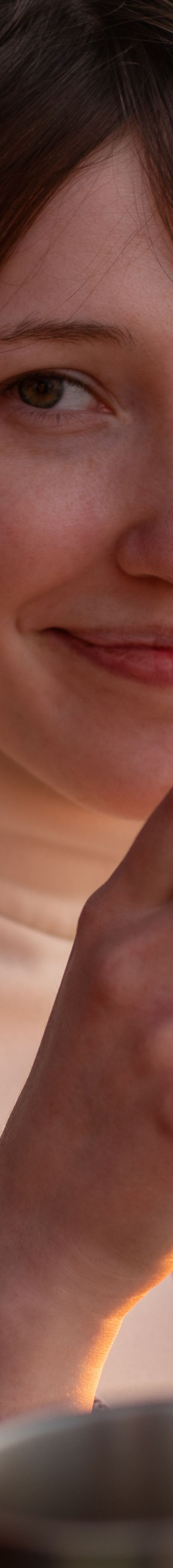 Par som drikker kaffe utenfor telt