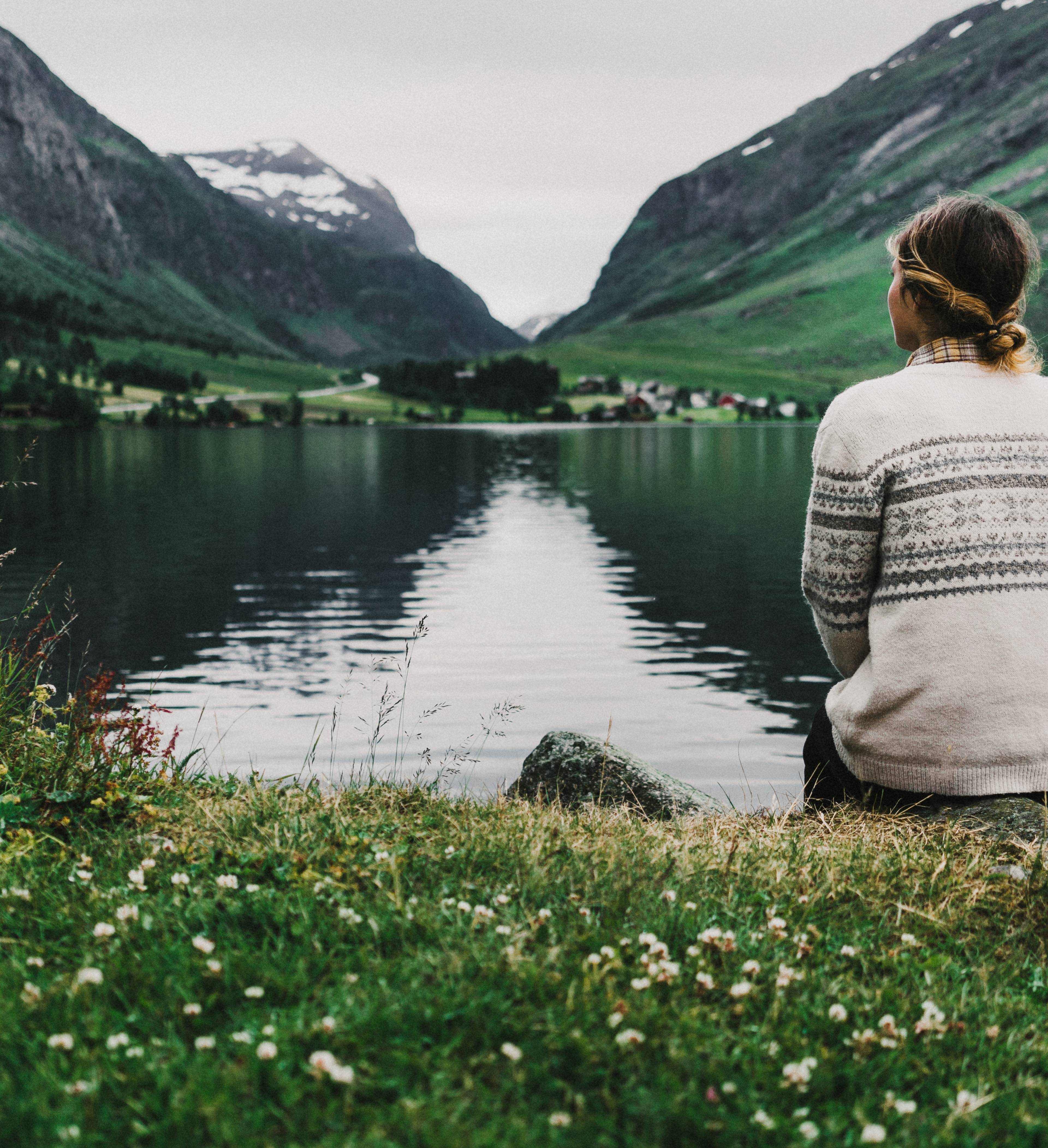 Kvinne sitter på en stein