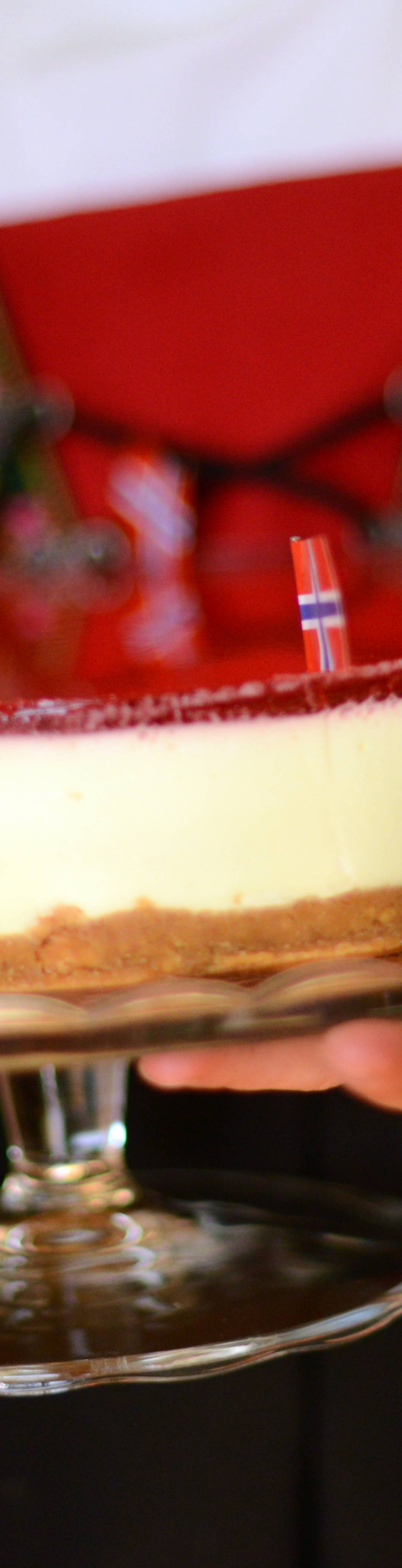 Dame i bunad som holder 17. mai-kake