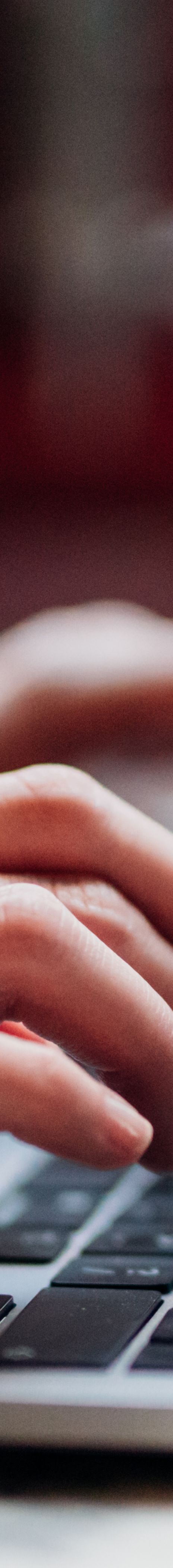 Skriver på tastatur