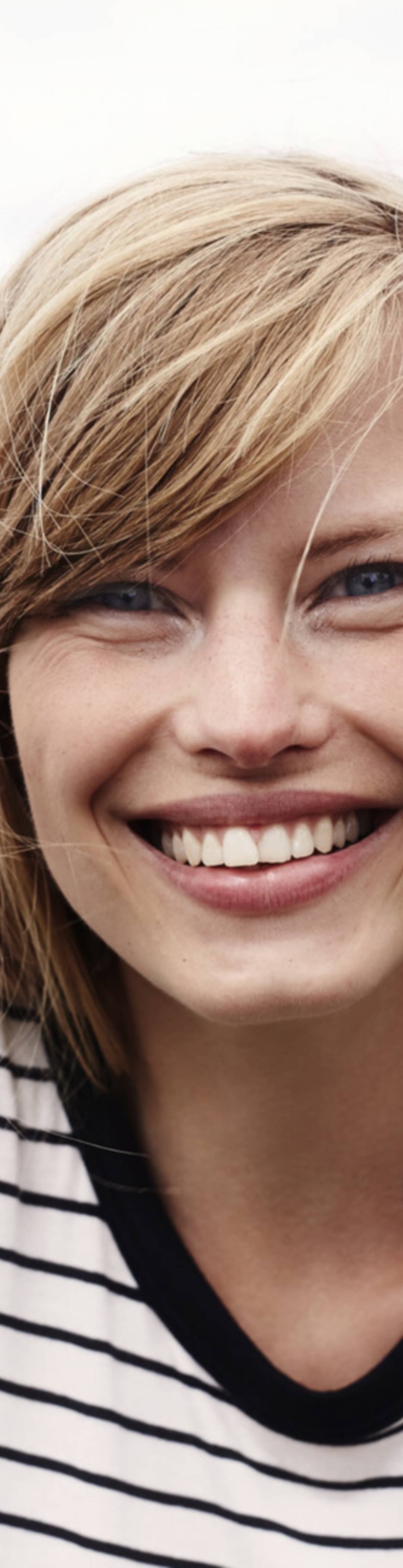 Smilende jente utendørs