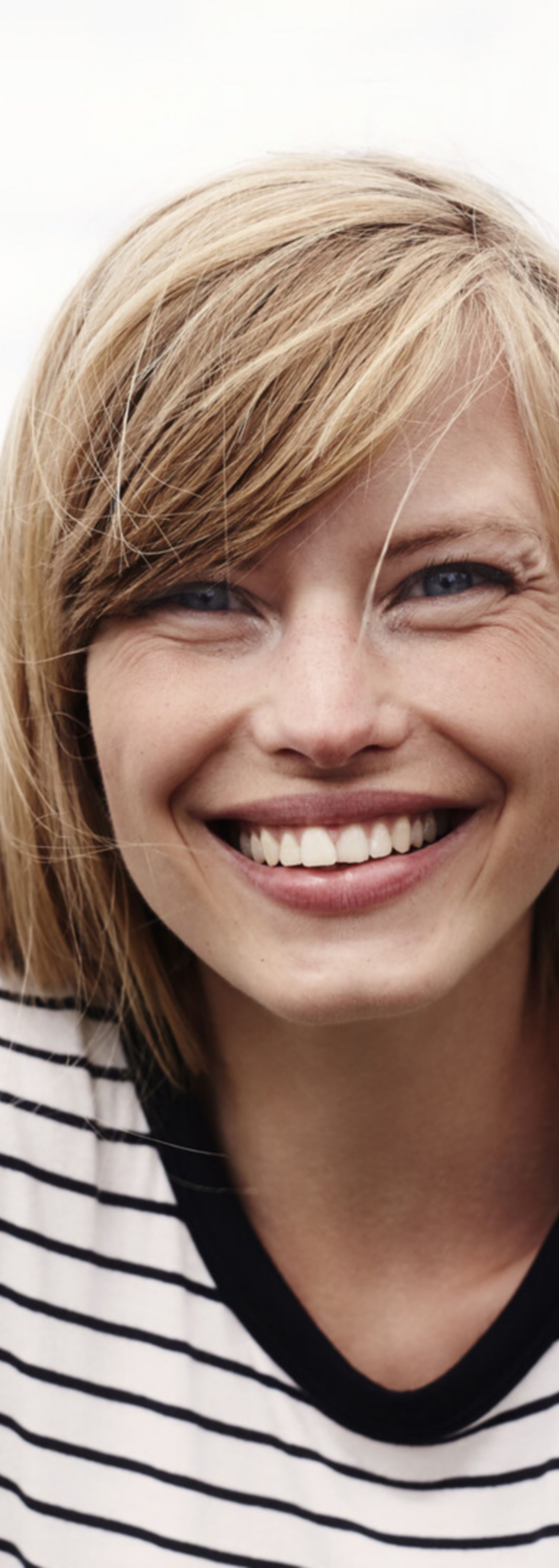 Smilende jente utendørs