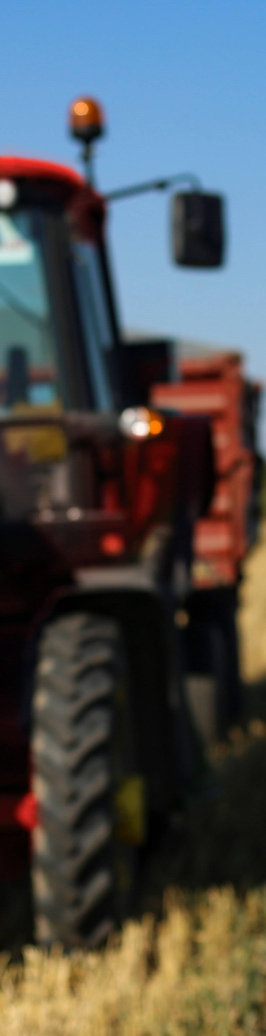 bilde av traktor og bonde