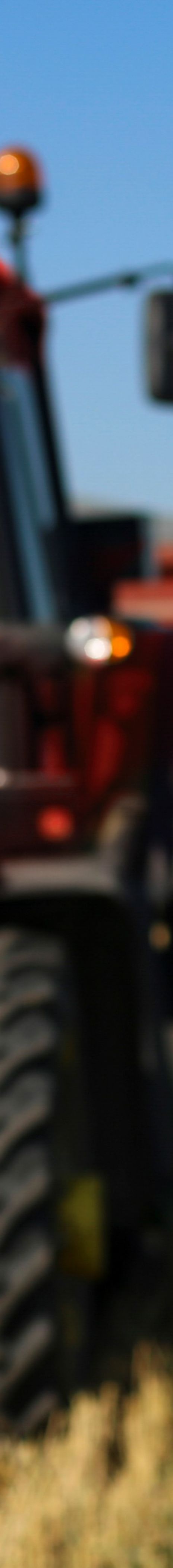 bilde av traktor og bonde