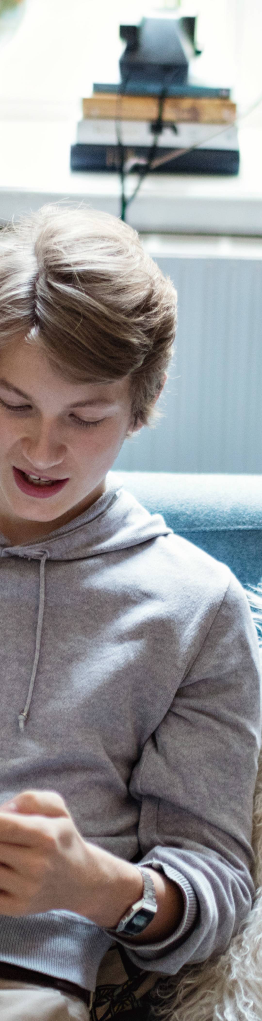 Kamerater sitter i sofa