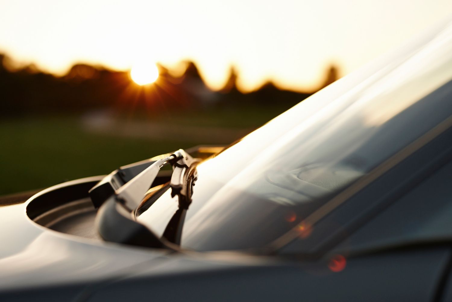 Bilpanser i solnedgang