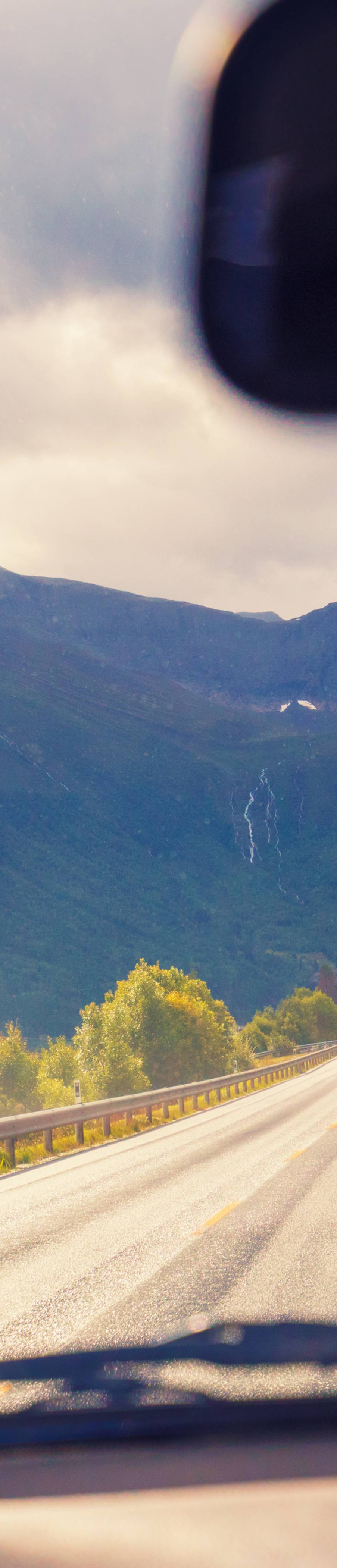 Biltur med fjell i bakgrunnen