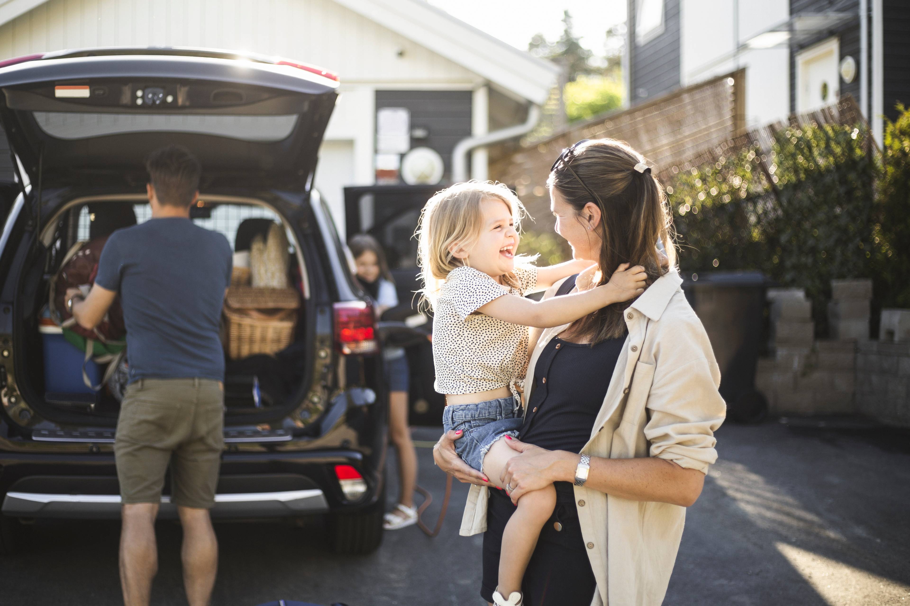 Familie pakker bilen