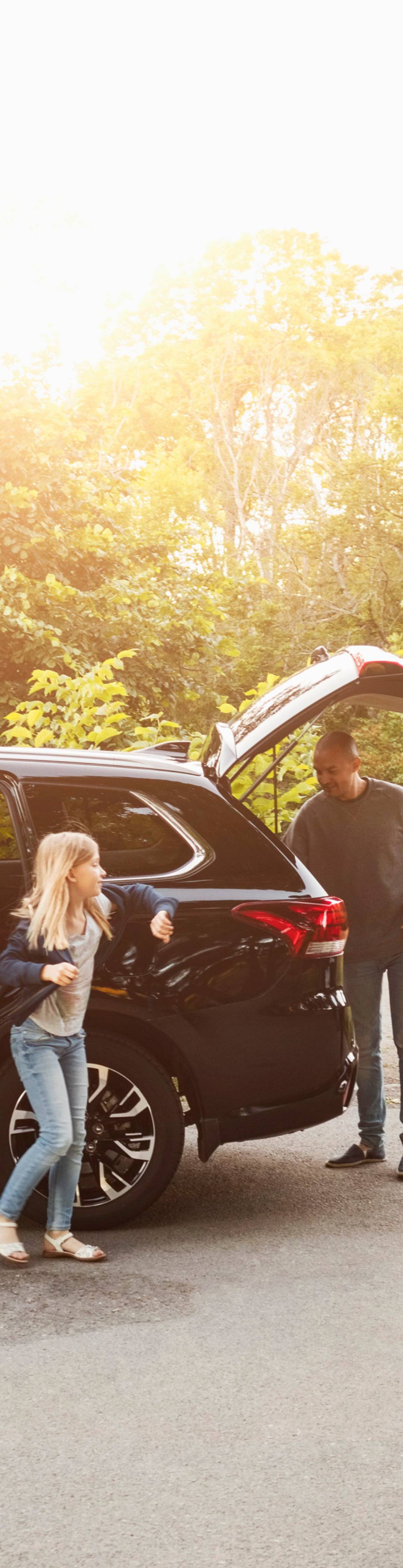 Familie som rydder klar bilen for salg 