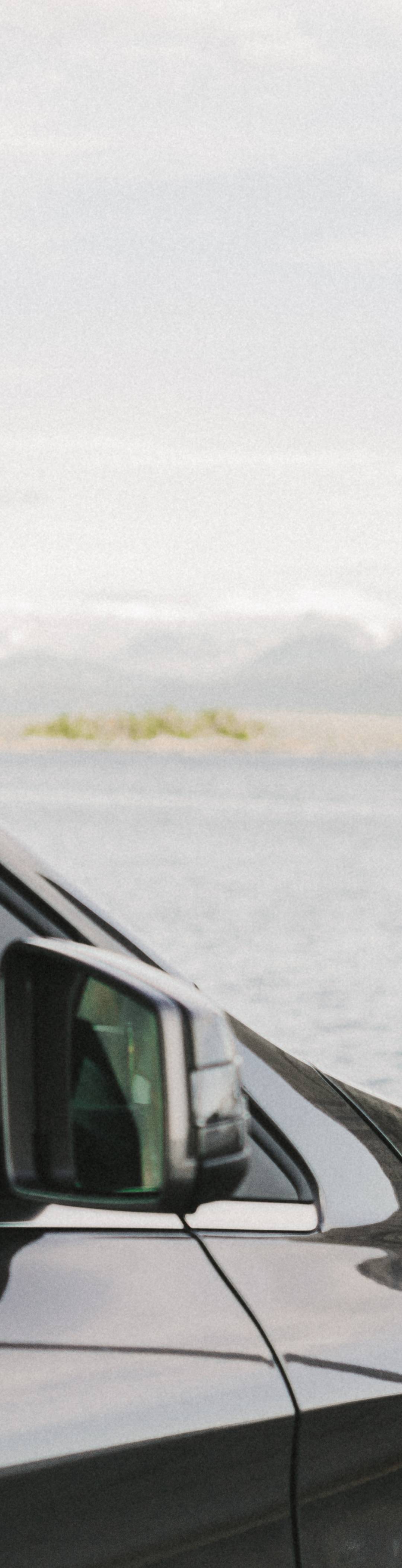 Ung dame ser utover fjorden