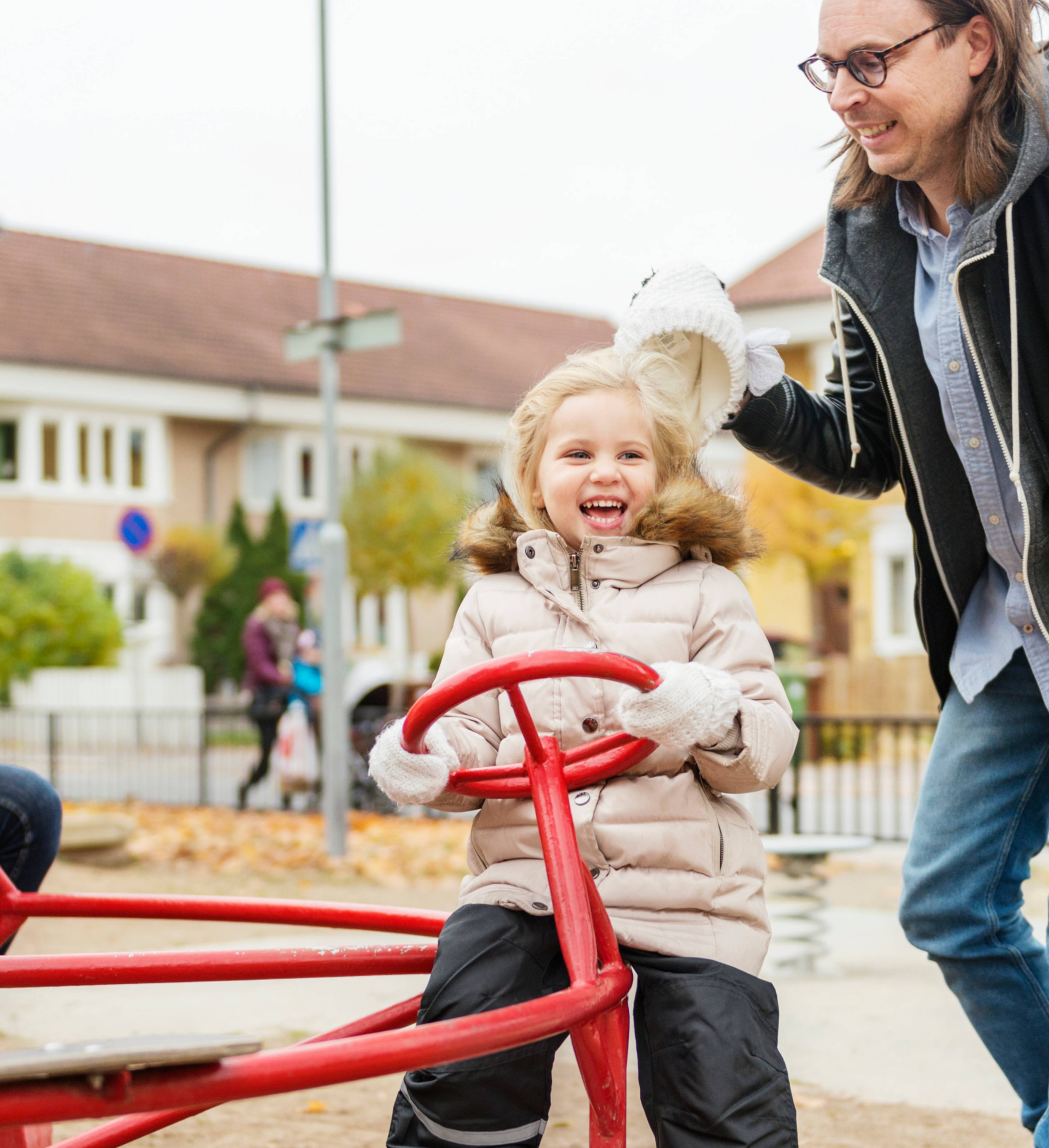 Familie på lekeplass i nabolaget