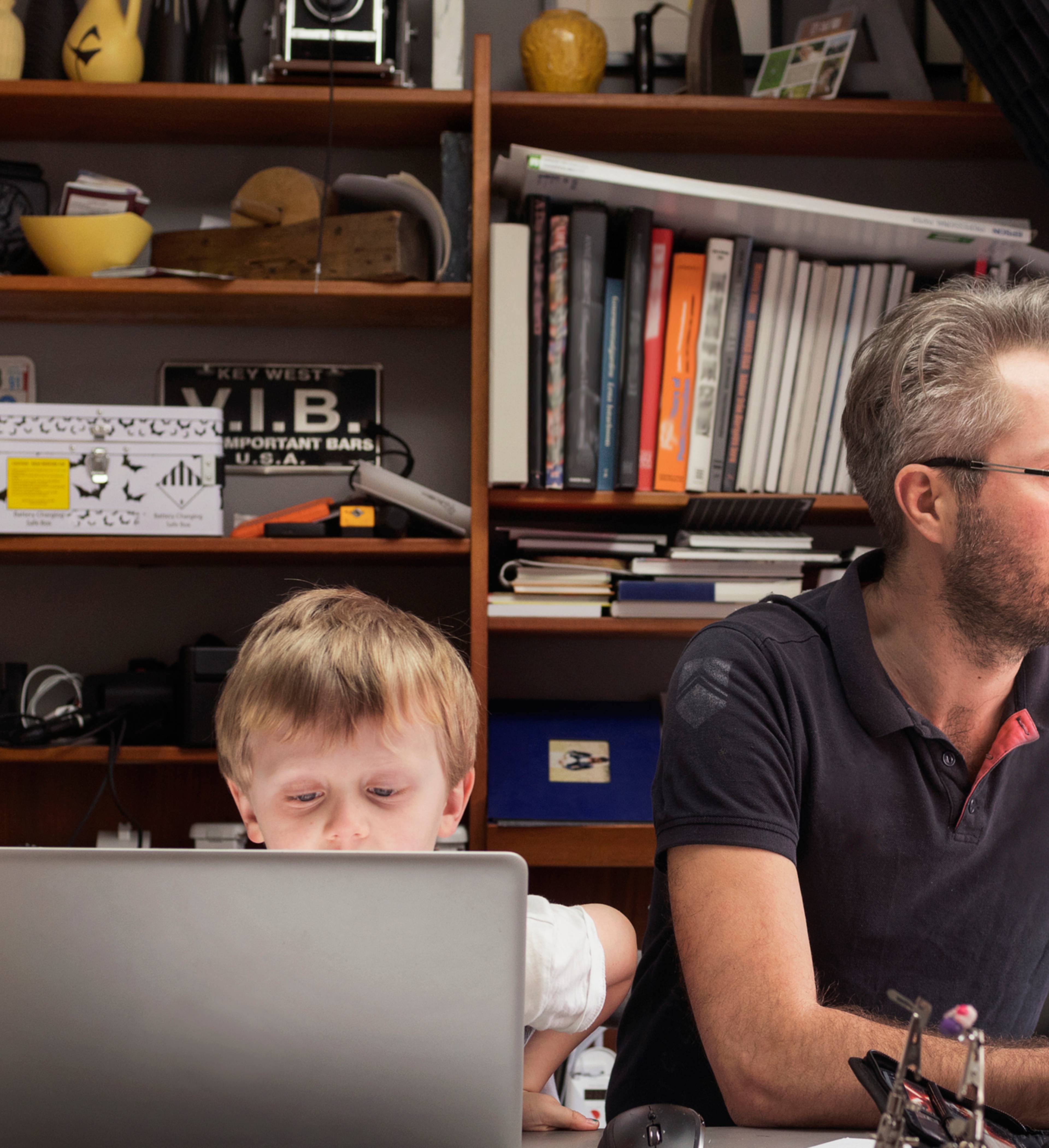 Far og sønn på hjemmekontor