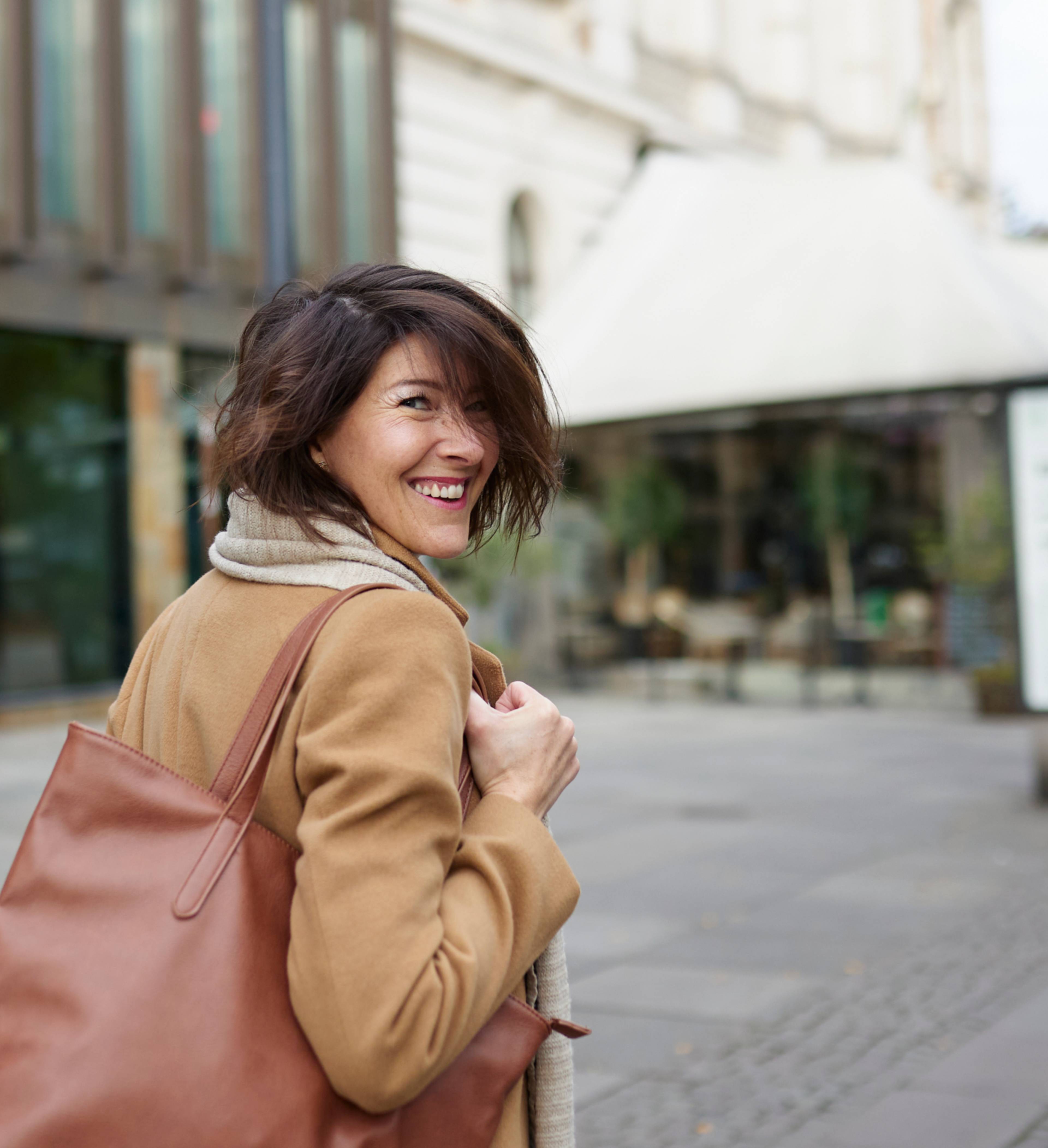 Smilende kvinne i byen