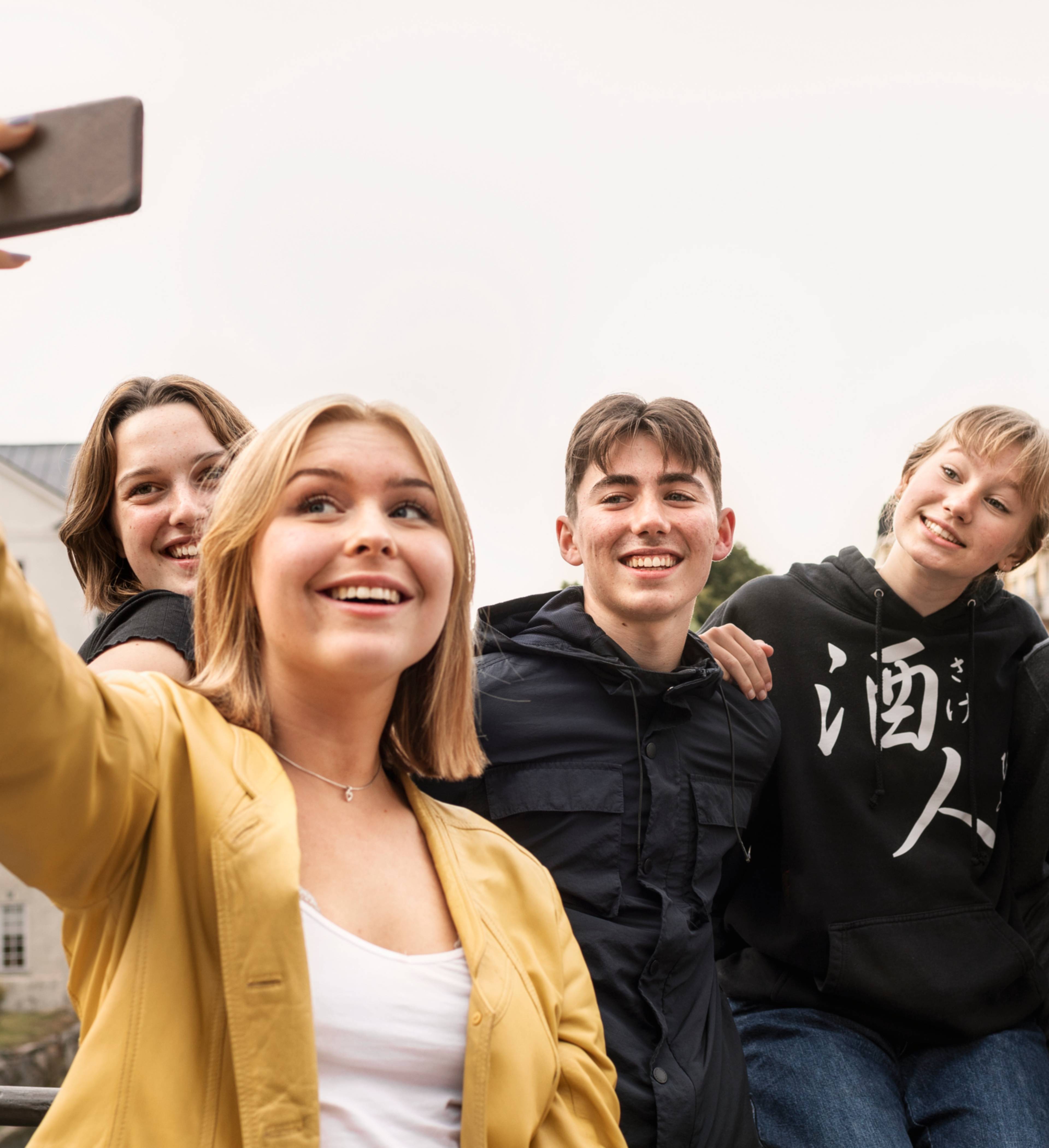 Gjeng med smilende ungdommer tar selfie