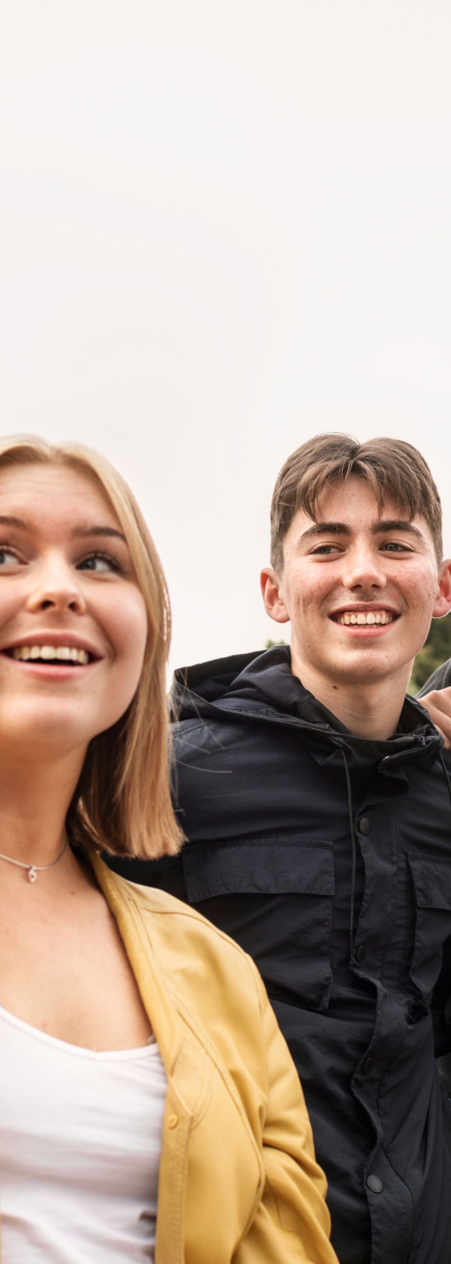 Gjeng med smilende ungdommer tar selfie