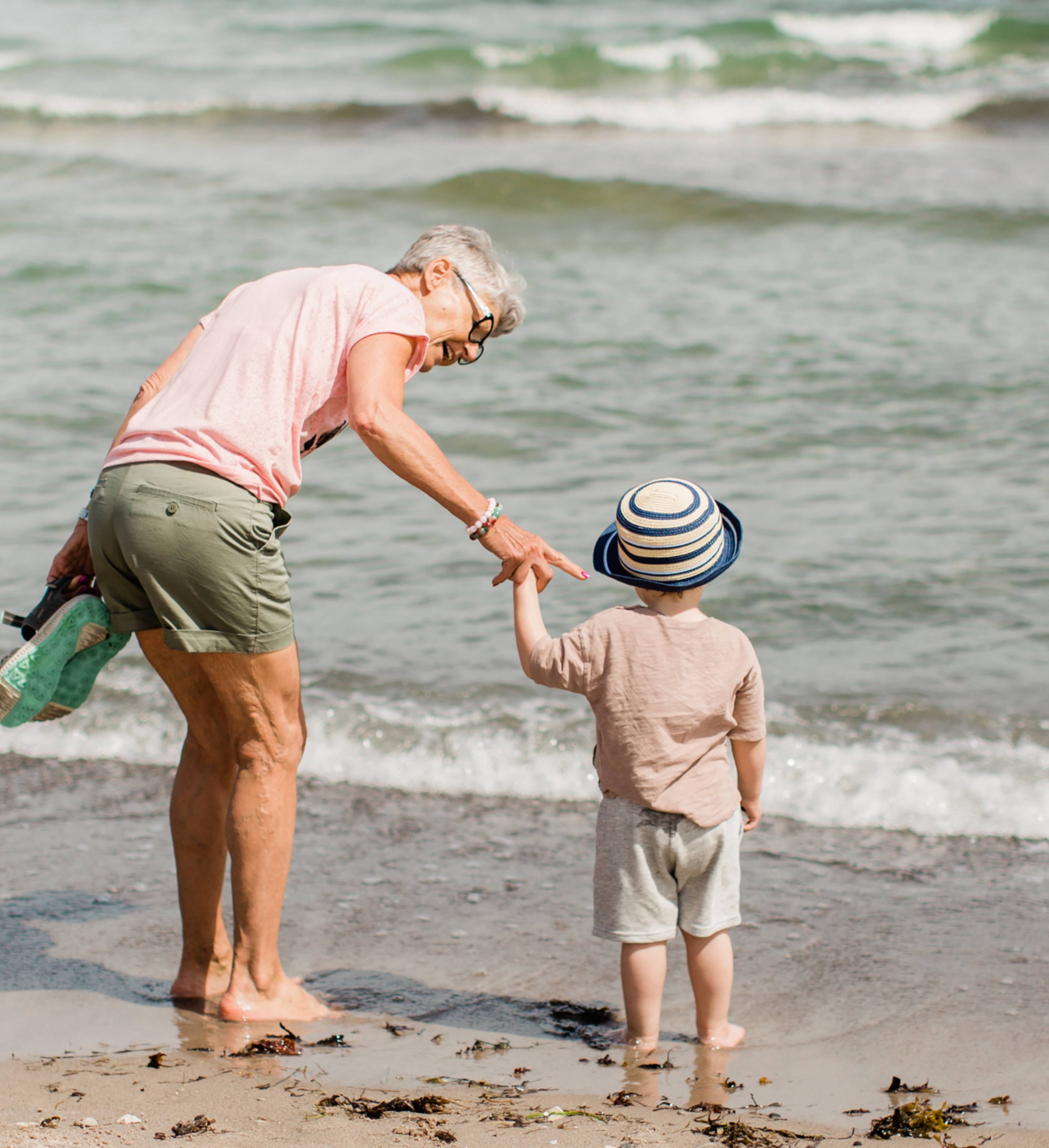 Mormor og barnebarn på stranden