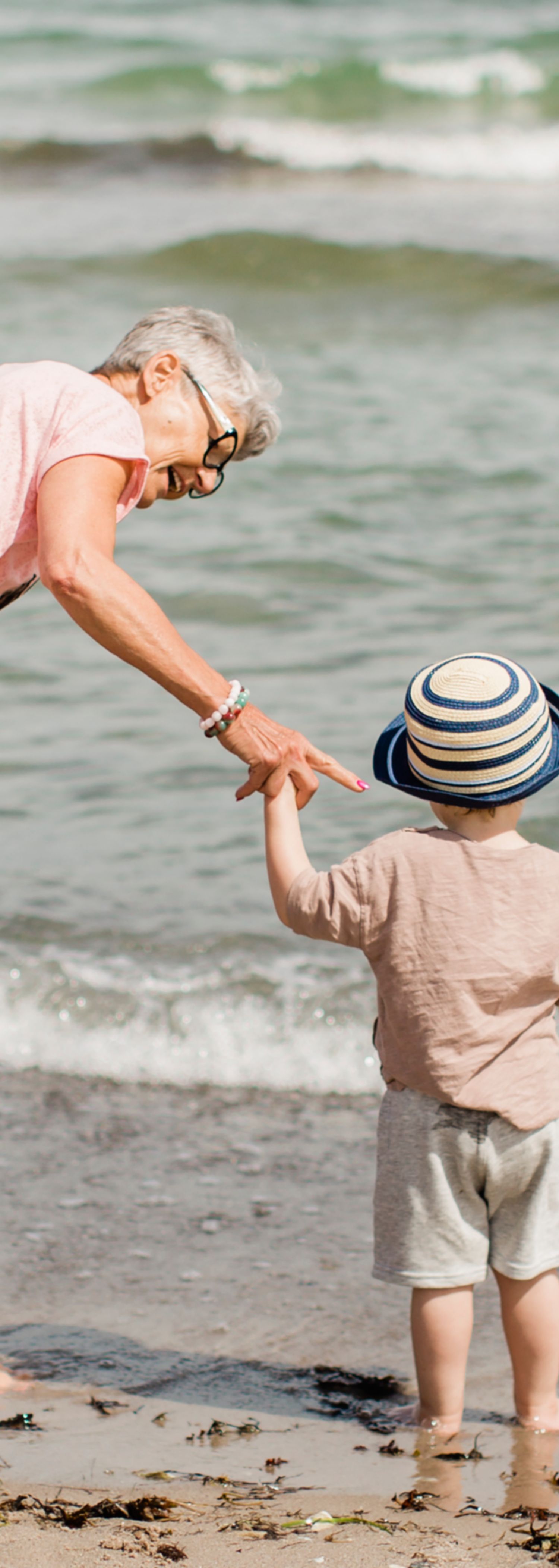 Mormor og barnebarn på stranden